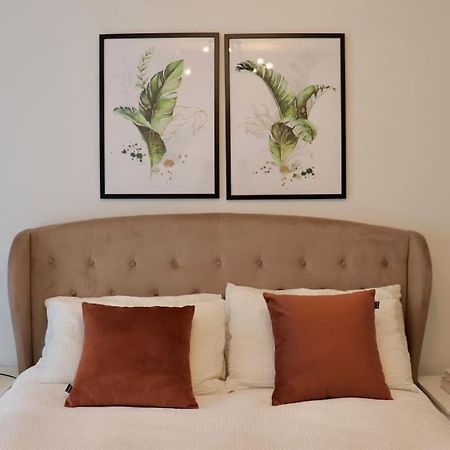 A Stylish Two Bedroom Modern Apartment With Parking Barking  Eksteriør bilde