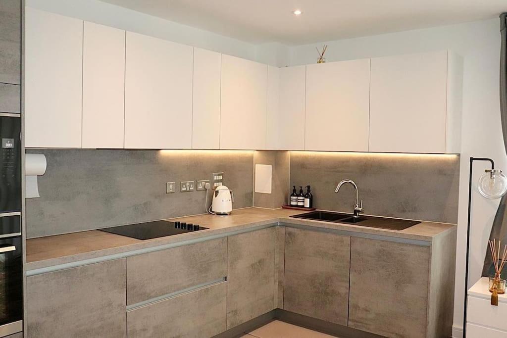 A Stylish Two Bedroom Modern Apartment With Parking Barking  Eksteriør bilde