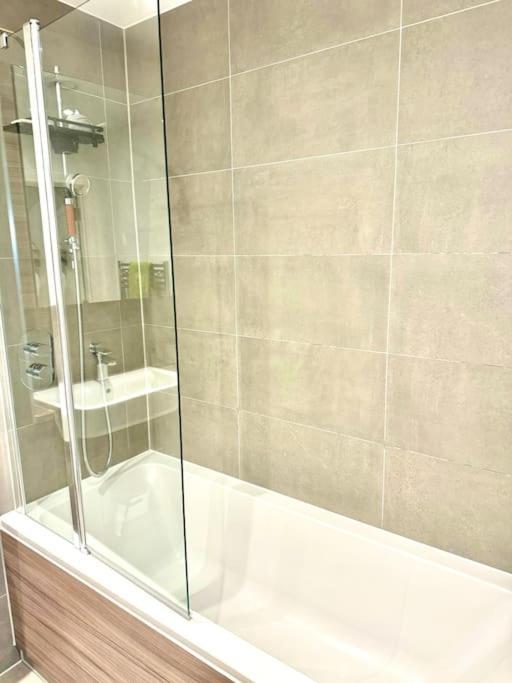 A Stylish Two Bedroom Modern Apartment With Parking Barking  Eksteriør bilde