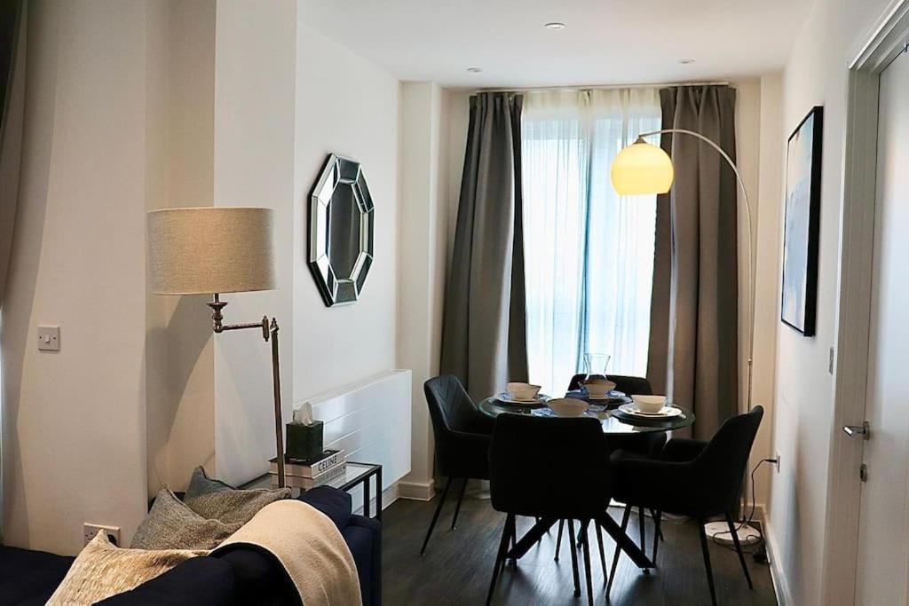 A Stylish Two Bedroom Modern Apartment With Parking Barking  Eksteriør bilde