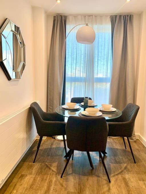 A Stylish Two Bedroom Modern Apartment With Parking Barking  Eksteriør bilde