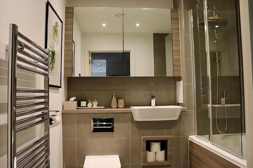 A Stylish Two Bedroom Modern Apartment With Parking Barking  Eksteriør bilde